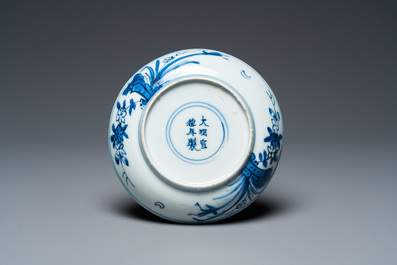 Coupe en porcelaine de Chine en bleu et blanc figurant un singe, un cerf et un oiseau, marque de Xuande, Jiajing ou Wanli