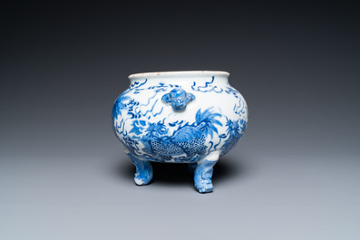 Br&ucirc;le-parfum tripod en porcelaine de Chine en bleu et blanc &agrave; d&eacute;cor d'animaux mythiques, 19&egrave;me