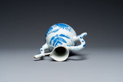 Verseuse en porcelaine de Chine en bleu et blanc &agrave; d&eacute;cor d'un p&ecirc;cheur dans un paysage, &eacute;poque Transition