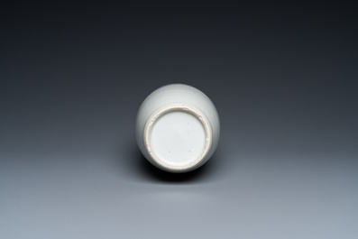 Een Chinese monochrome witte vaas, 18e eeuw