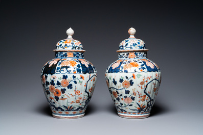 A pair of Japanese Imari vases and covers, Edo, 17/18th C.