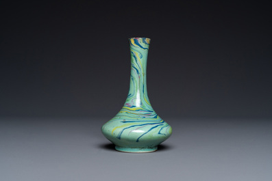 Een Chinees flesvormig vaasje met meerkleurig glazuur, Qianlong