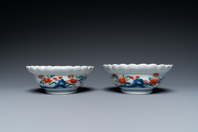 Een paar Japanse Kakiemon kommen met floraal decor, Edo, 17/18e eeuw