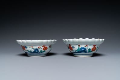 Een paar Japanse Kakiemon kommen met floraal decor, Edo, 17/18e eeuw