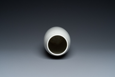 Een Chinese monochrome witte vaas, 18e eeuw