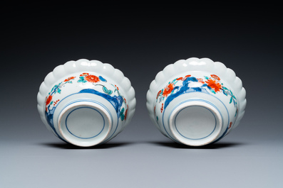 Een paar Japanse Kakiemon kommen met floraal decor, Edo, 17/18e eeuw