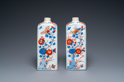 Paire de bouteilles de forme carr&eacute;e en porcelaine de Chine de style Imari, Kangxi