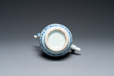 Verseuse en porcelaine de Chine en bleu et blanc &agrave; d&eacute;cor d'un p&ecirc;cheur dans un paysage, &eacute;poque Transition