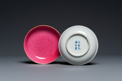 Een paar Chinese monochrome roze schoteltjes, Guangxu merk en periode