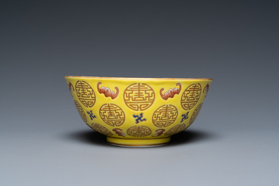 Bol en porcelaine de Chine &agrave; d&eacute;cor de chauves-souris et de caract&egrave;res Shou sur fond jaune, marque de Guangxu, R&eacute;publique