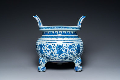 Een grote Chinese blauw-witte driepotige 'bajixiang' wierookbrander met lotusslingers, Qianlong