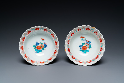 Een paar Japanse Kakiemon kommen met floraal decor, Edo, 17/18e eeuw