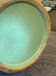 Vase en porcelaine de Chine famille rose &agrave; fond turquoise &agrave; d&eacute;cor d'immortels, 19&egrave;me