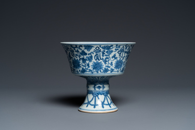 Een Chinese blauw-witte 'Lan&ccedil;a' stem cup, Qianlong merk, 19e eeuw