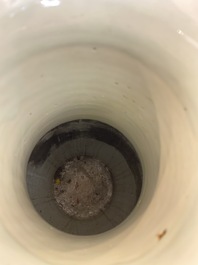 Een Chinese blauw-witte celadon vaas met onsterfelijken, 19e eeuw