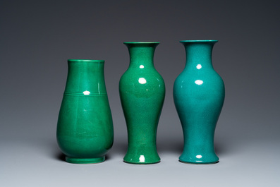 Trois vases en porcelaine de Chine &agrave; &eacute;mail vert, 19/20&egrave;me
