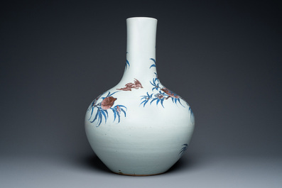 Vase de forme bouteille en porcelaine de Chine en bleu, blanc et rouge de cuivre, marque et &eacute;poque de Guangxu