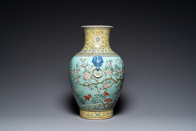 Grand vase en porcelaine de Chine de style Dayazhai &agrave; fond turquoise, marque de Yong Qing Chang Chun, 19/20&egrave;me