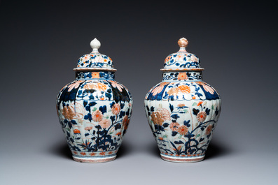 A pair of Japanese Imari vases and covers, Edo, 17/18th C.