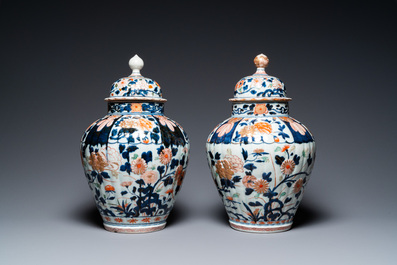 Paire de vases couverts en porcelaine Imari de Japon, Edo, 17/18&egrave;me