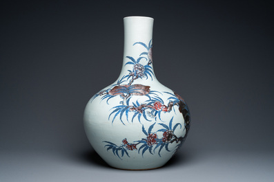 Vase de forme bouteille en porcelaine de Chine en bleu, blanc et rouge de cuivre, marque et &eacute;poque de Guangxu