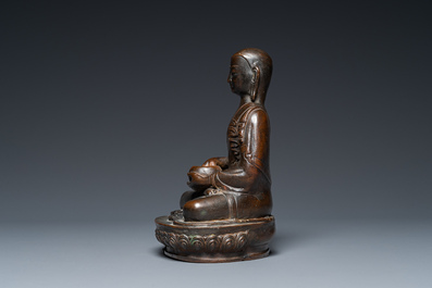 Een Tibetaanse gelakte bronzen genezende Boeddha of Bhaishajyaguru, 19e eeuw