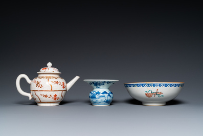 Three Chinese blue, white and famille rose dishes, a bowl, a teapot and a zhadou, 18/19th C.