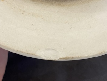 Une paire de plats en porcelaine de Chine en bleu et blanc et un vase de style famille rose par Samson, Qianlong et 19&egrave;me