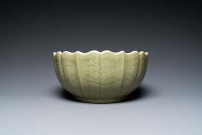 Een grote Chinese Longquan celadon kom met onderglazuur lotusdecor, Ming