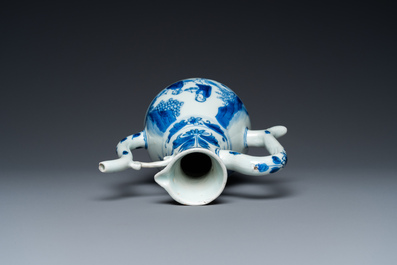 Verseuse en porcelaine de Chine en bleu et blanc &agrave; d&eacute;cor de figures dans un paysage, &eacute;poque Transition