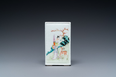 Pot &agrave; pinceaux de forme carr&eacute;e en porcelaine de Chine famille rose, marque de Qianlong, R&eacute;publique