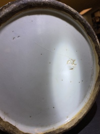 Een Chinese blauw-witte celadon vaas met onsterfelijken, 19e eeuw