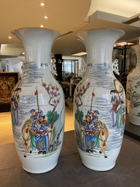 Paire de vases en porcelaine de Chine famille rose &agrave; sujet mythologique, sign&eacute;s Han Zhengtai 韓正泰, 19/20&egrave;me