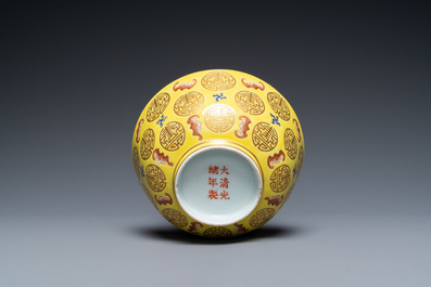 Bol en porcelaine de Chine &agrave; d&eacute;cor de chauves-souris et de caract&egrave;res Shou sur fond jaune, marque de Guangxu, R&eacute;publique