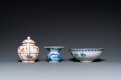 Drie Chinese blauw-witte en famille rose schotels, een theepot, een kom en een zhadou, 18/19e eeuw