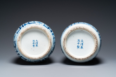 Een paar Chinese blauwwitte 'feniks' vazen, Kangxi merk, 19e eeuw