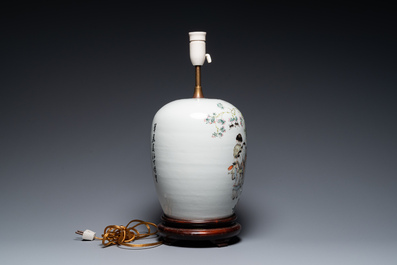 Een Chinese qianjiang cai pot tot lamp omgevormd, gesigneerd Ma Qing Yun 馬慶雲, 19e eeuw