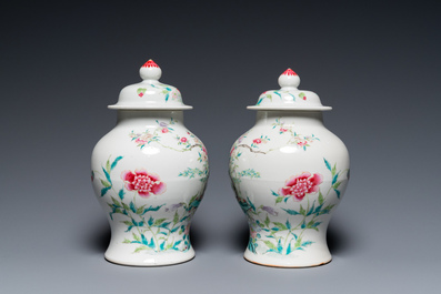 Een paar fijne Chinese famille rose dekselvaasjes, 19e eeuw
