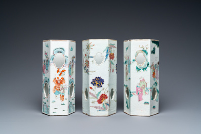 Trois porte-chapeaux ajour&eacute;s de forme hexagonale en porcelaine de Chine famille rose, 19&egrave;me