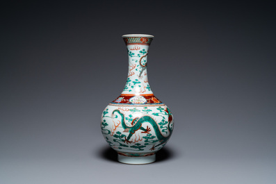Een Chinese flesvormige famille verte 'draken' vaas, Guangxu merk, 20e eeuw