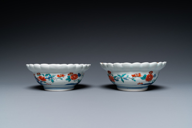 Een paar Japanse Kakiemon kommen met floraal decor, Edo, 17/18e eeuw