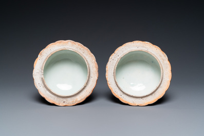 A pair of Japanese Imari vases and covers, Edo, 17/18th C.