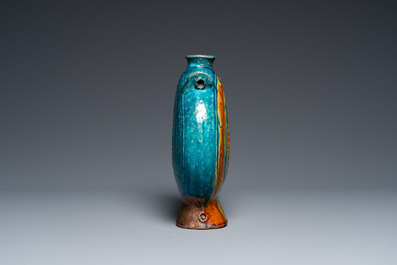 Vase de type 'moonflask' en porcelaine de Chine fahua &agrave; d&eacute;cor de lotus, Ming