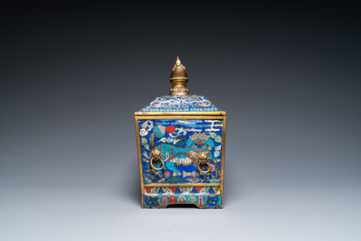 Een rechthoekige Chinese cloisonn&eacute; wierookbrander met deksel, Qing