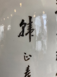 Een paar Chinese famille rose vazen met mythologisch decor, gesigneerd Han Zhengtai 韓正泰, 19/20e eeuw