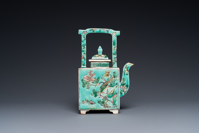 Een vierkante Chinese verte biscuit op turquoise fondkleur theepot met deksel, Kangxi