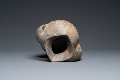 Een Chinese twee-orige amfoor in grijs aardewerk, Han