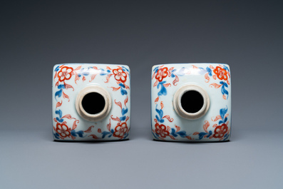 Paire de bouteilles de forme carr&eacute;e en porcelaine de Chine de style Imari, Kangxi