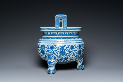 Een grote Chinese blauw-witte driepotige 'bajixiang' wierookbrander met lotusslingers, Qianlong