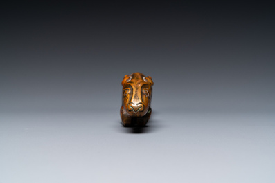 Een Chinees bronzen 'chilong' scrollgewicht, wellicht Qing